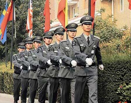 在小區(qū)門口發(fā)生搶劫事件時，物業(yè)保安是否負有相關(guān)責任