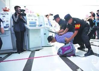 銀行內(nèi)遇搶劫咋應(yīng)對？襄陽戎安保安公司演練給答案